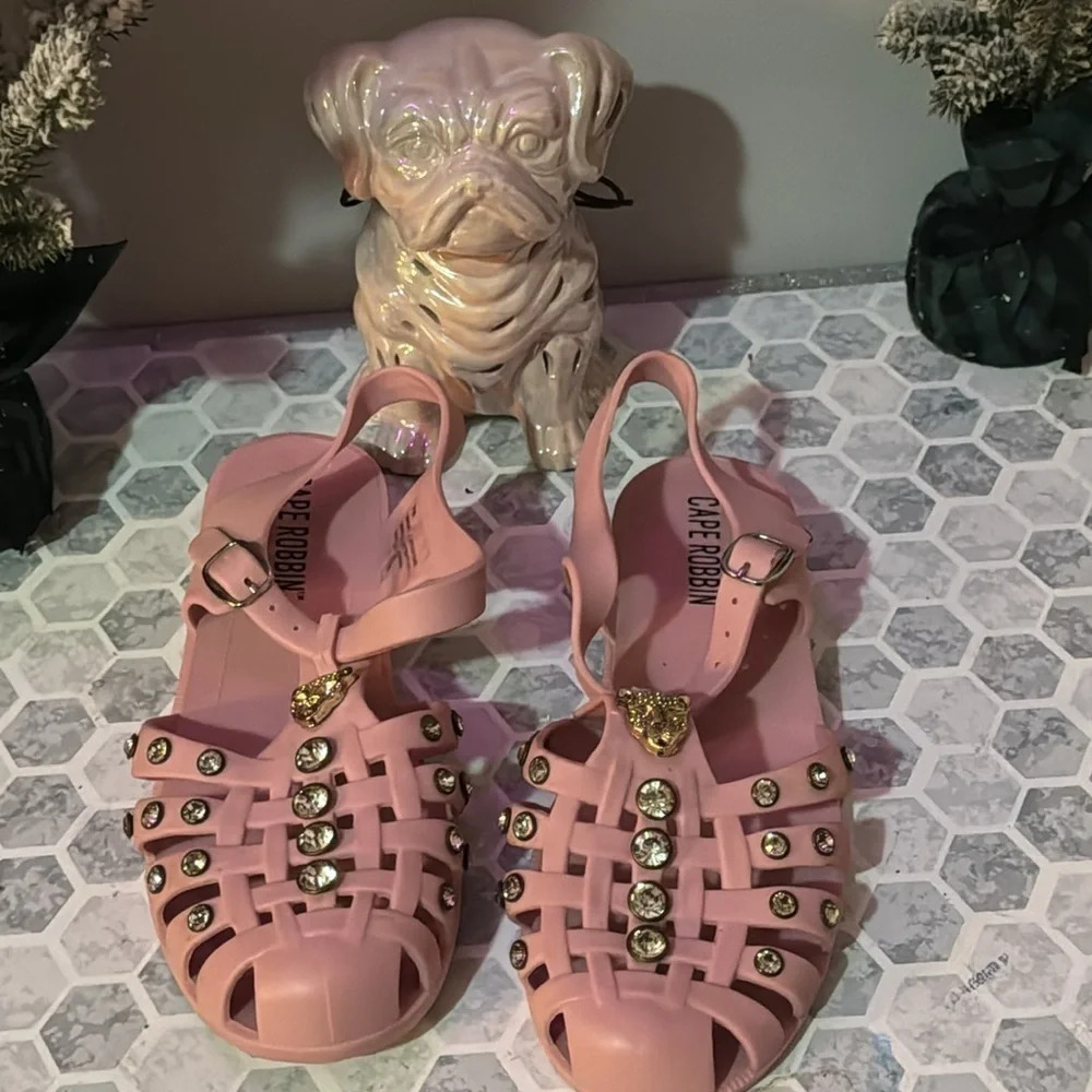 Catch one jelly’s size 7 pink With golden lion and Gems